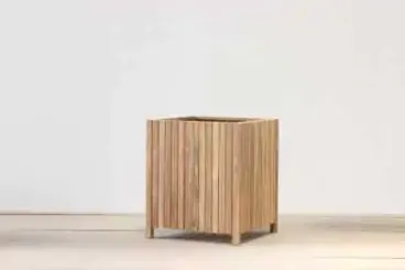 Pflanzgefäß aus Holz, kubische Form, aus Teakholz. Ca. 63 cm 