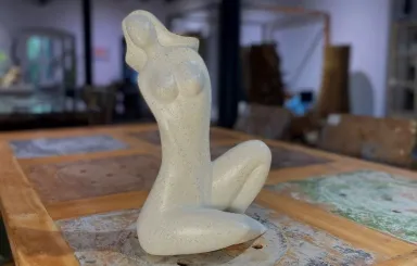Sitzende Dame abstrakt, Terrazzo, weiß 40cm 
