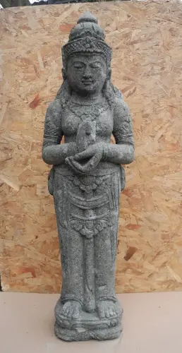 Artikelbild des Artikels “Stehende Lady (Sri Dewi) ''Rad der Lehre'' “