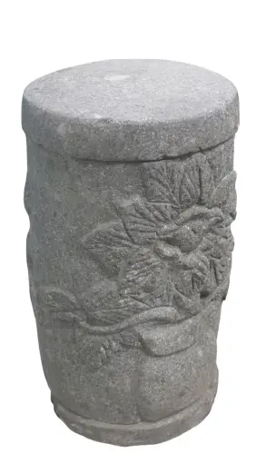 Artikelbild des Artikels “Steinhocker, Säule mit Blumenmotiv, 45 cm “