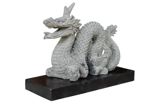 Artikelbild des Artikels “Liegender Drache, auf einem Holzsockel, ca. 16 cm. Antik-Finish, Lavagestein gegossen “