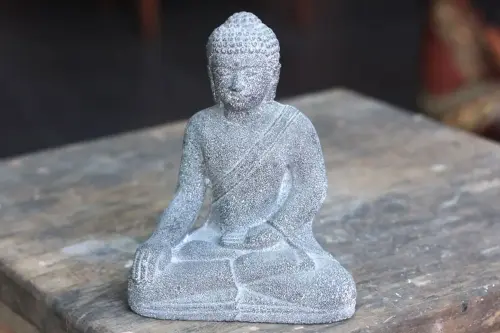 Artikelbild des Artikels “Buddha-Figur, sitzend, grau, 14 cm “