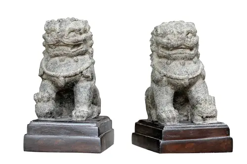 Product image of the product “Set temple lions, each on wooden base, 10 cm H ”