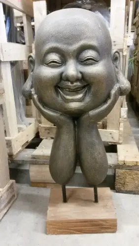 Artikelbild des Artikels “Lachender Chinesischer Mönch, Kopf auf Teakholz-Basis, ca. 65 cm hoch “