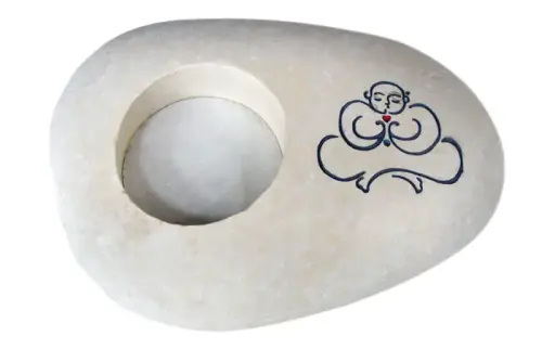 Artikelbild des Artikels “Stein mit Buddha-Kalligrafie als Teelichthalter “