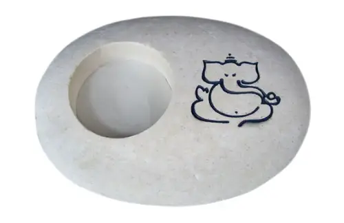 Artikelbild des Artikels “Stein mit Ganesha-Kalligrafie als Teelichthalter “
