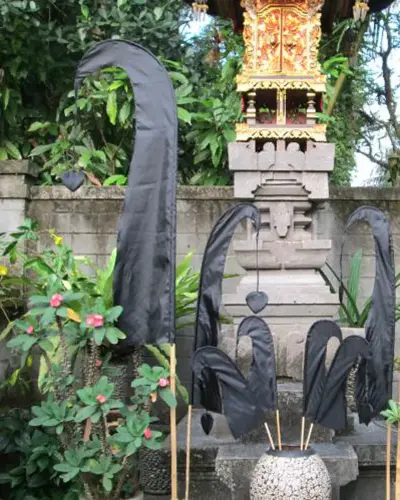 Artikelbild des Artikels “Original Balifahne, schwarz, inkl. 2teiligem Fahnenstab, Das Komplettset ist in den Größen 120 cm und 200 cm erhältlich. “