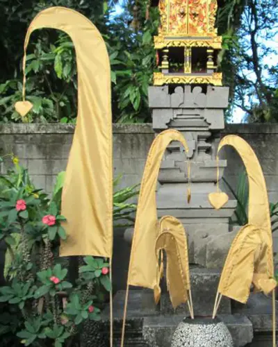 Artikelbild des Artikels “Original Balifahne, gold, inkl. 2teiligem Fahnenstab. Das Komplettset ist in den Größen 120 cm und 200 cm erhältlich. “