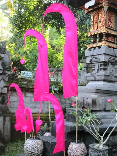 Artikelbild des Artikels “Original Balifahne, pink, inkl. 2teiligem Fahnenstab. Das Komplettset ist in den Größen 120 cm und 200 cm erhältlich. “