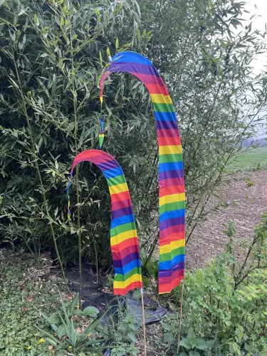 Artikelbild des Artikels “Bali-Fahne, Satin, Modell Regenbogen, 300 cm “