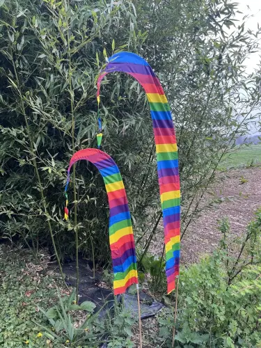Artikelbild des Artikels “Bali-Fahne Regenbogen – 200 cm mit Bambusstab “