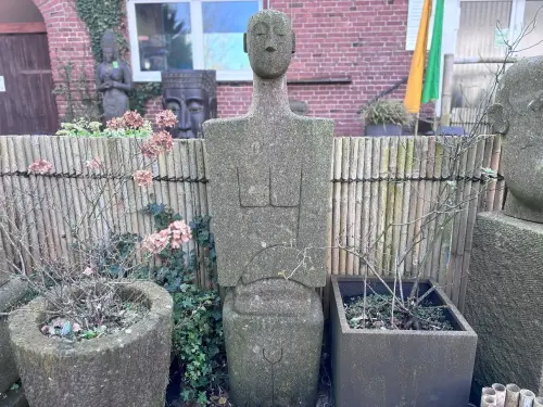 Artikelbild des Artikels “Abstrakter Mann, Basanit, handgefertigt “