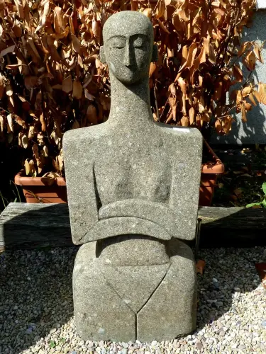 Artikelbild des Artikels “Abstrakte Figur - Frauen. Die Größe beträgt 40x25x105 cm. Naturstein (Basanit), Steinmetzarbeiten “