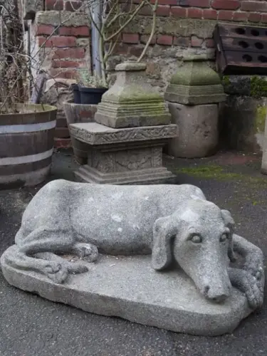 Artikelbild des Artikels “SALE – Jagdhund, liegend auf Sockel, ca. 80 cm L “