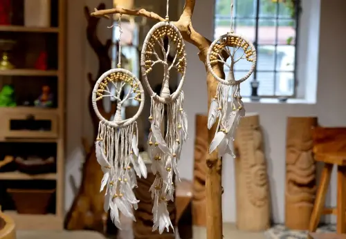 Artikelbild des Artikels “Traumfänger, Baum des Lebens in weiß, mit Holzperlen, natur “