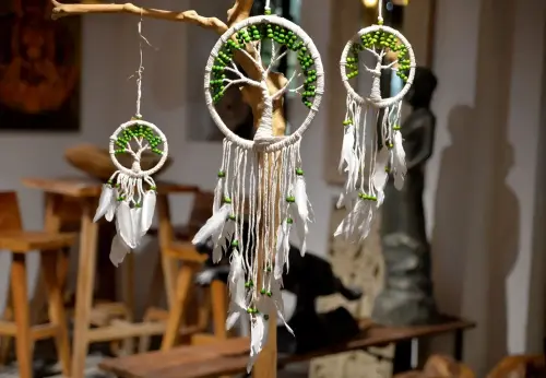 Artikelbild des Artikels “Traumfänger, Baum des Lebens in weiß, mit Holzperlen, grün “