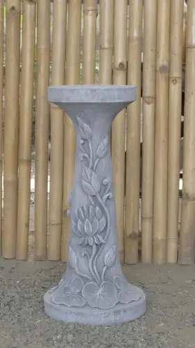 Artikelbild des Artikels “Rinjani - Sockel, verjüngt, mit Lotus-Motiv, Ø 24cm, 52cm H | Steinguss “