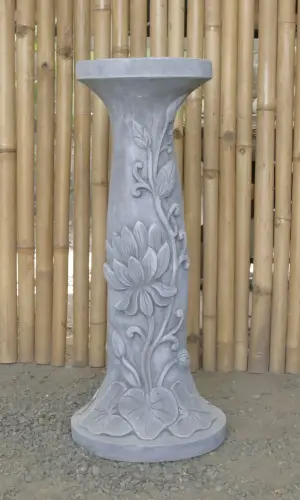 Artikelbild des Artikels “Rinjani - Sockel, verjüngt, mit Lotus-Motiv, Ø 30cm, 71cm H | Steinguss “