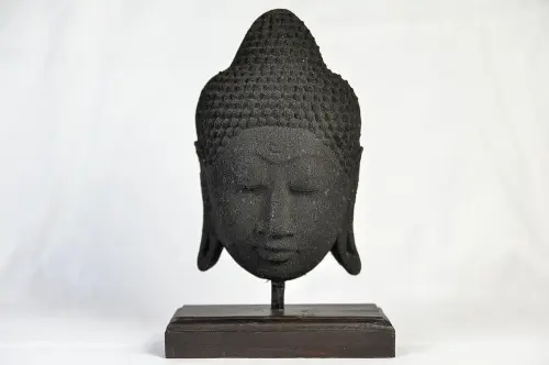 Artikelbild des Artikels “Buddha-Maske aus Lavaguss “