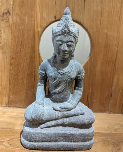 Artikelbild des Artikels “Buddha, sitzend - Khmer, 30 cm hoch, Lavasteinguss, antikisiert “