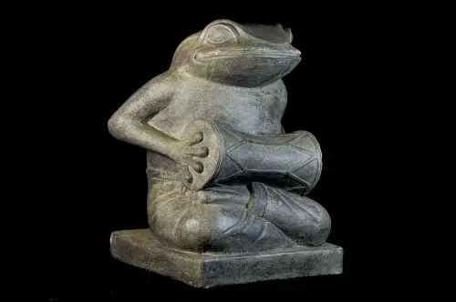 Artikelbild des Artikels “Frosch mit Trommel, ca. 41 cm hoch “