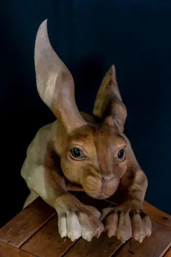 Artikelbild des Artikels “Unikat: kletternder Hase – Kunstobjekt aus Suarholz, 55 cm “