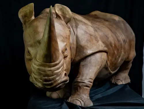 Artikelbild des Artikels “Unikat: Rhinozeros – einer der Big Five als Holzkunstwerk; 150 cm “