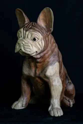 Artikelbild des Artikels “Französische Bulldogge sitzend – Holzskulptur für Tierliebhaber “