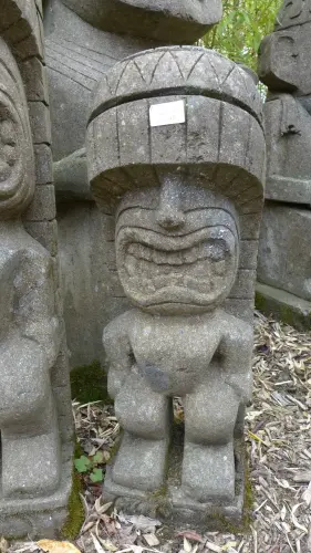 Artikelbild des Artikels “Figur einer Gottheit/Sagengestalt aus Ozeanien, 75 cm - Nur zur Abholung “