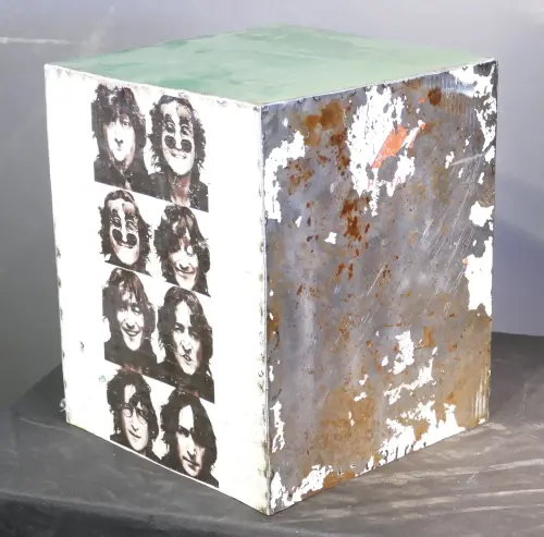 Artikelbild des Artikels “Würfel mit gedrucktem Motiv, John Lennon 40 cm. Wird aus recycelten Ölfässern hergestellt “