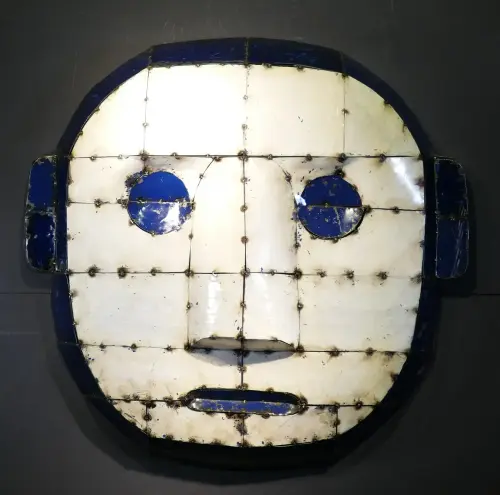 Artikelbild des Artikels “Große Maske - Modell 8, 115 cm Höhe, Originalfarbe außen. Skulptur aus einem upcyceletem Ölfass. “