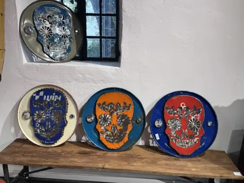 Artikelbild des Artikels “Totenkopf auf Fassdeckel, 60 cm, Objekt aus einem upcycled Ölfass. Stahlblech “