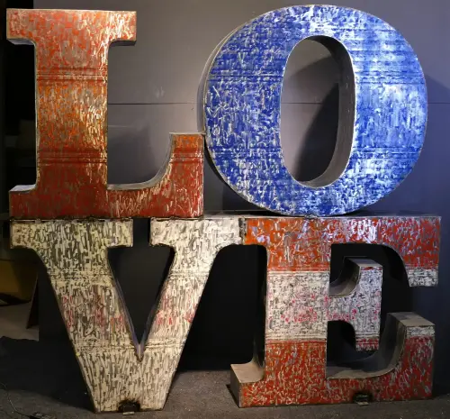 Artikelbild des Artikels “Relief „LOVE“, 170 cm “