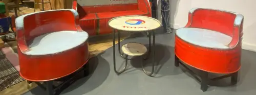 Artikelbild des Artikels “Set aus zwei Stühlen und einem Tisch, aus recyceltem Metall, Metallkunst “