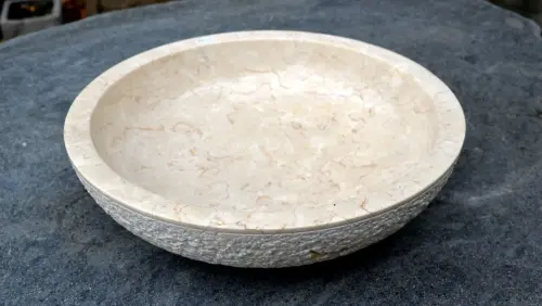 Artikelbild des Artikels “Schale aus Marmor, Ø 45 cm, außen grob bossiert “