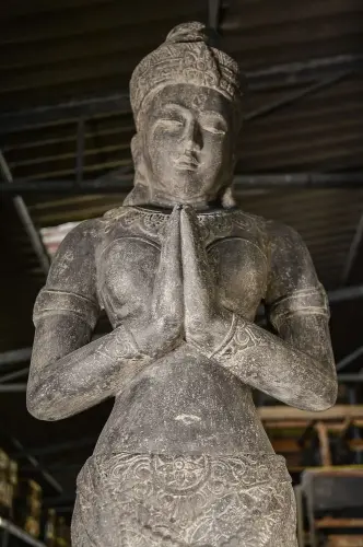 Artikelbild des Artikels “Stehende Dewi Sri, 240 cm H, Steinguss “