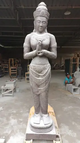 Artikelbild des Artikels “Stehender Dewi Sri, 240 cm H, Steinguss “