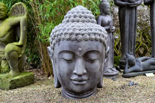 Artikelbild des Artikels “Buddha-Kopf, 50 cm Höhe, Steinguss, hohl, handgefertigt & farbig 50 cm“