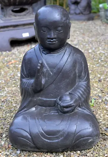 Artikelbild des Artikels “Sitzender Mönch aus Steinguss ca. 60 cm H Handhaltung: „Rad der Lehre
