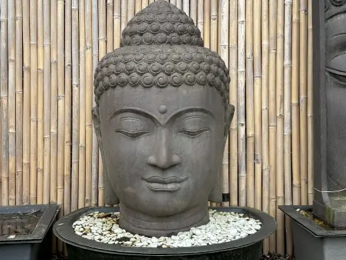 Artikelbild des Artikels “Buddhakopf als Wasserspiel, 132 cm Höhe, Kunststein, hohl, handgefertigt & farbig. Eingefaerbt in der Farbe Antik-Finish “