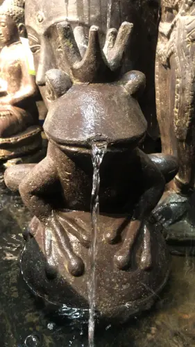 Artikelbild des Artikels “Froschprinz, auf einer Kugel sitzend als Wasserspiel, 55 cm “