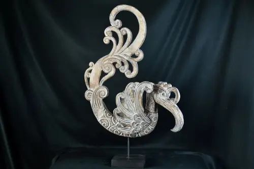 Artikelbild des Artikels “Paradisvogel, Designstück aus Kokosnuss, bemalt “