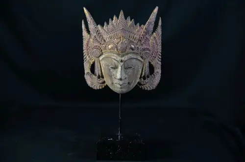 Artikelbild des Artikels “Maske aus Holz, handbemalt “