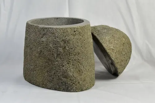 Artikelbild des Artikels “Steingefäß mit Deckel, ca. 0,75 l Inhalt “
