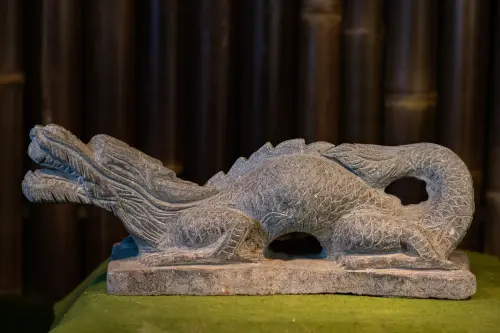 Product image of the product “Lying dragon on base, ca. 50 cm L ”