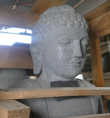 Artikelbild des Artikels “Sitzender Buddha aus hochwertigem Flussstein mit der Handgeste 
