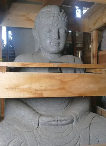 Artikelbild des Artikels “Sitzender Buddha aus hochwertigem Flussstein mit der Handgeste 