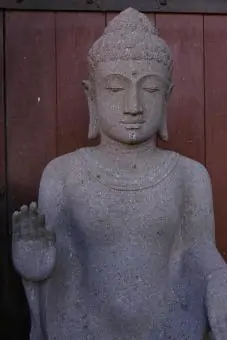 Artikelbild des Artikels “Sitzender Buddha auf Sockel, 130 cm H, rötlicher Flussstein “