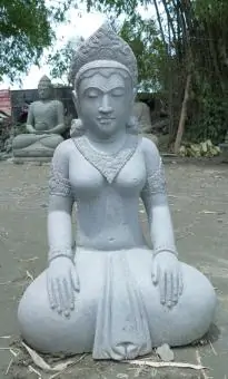 Artikelbild des Artikels “Die Skulptur ist Putri Bali (sitzende Damen) aus Riverstone “