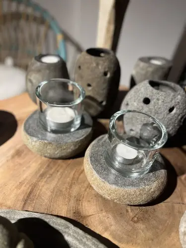Artikelbild des Artikels “Windlicht aus Flussstein mit Glas – 8 cm Ø “